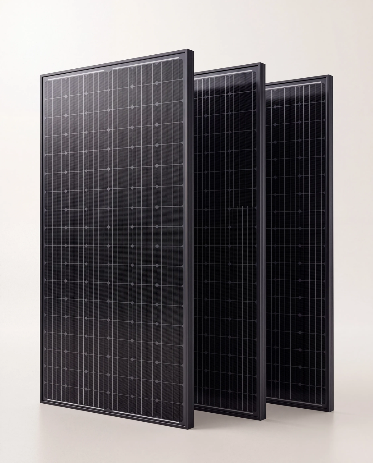 Kit solaire SOLMIRE Trio 300 avec trois panneaux rigides 100 W, packshot studio premium